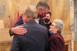 Ζευγάρι ηλικιωμένων 87 και 85 ετών παντρεύτηκε στο δημαρχείο της Αθήνας