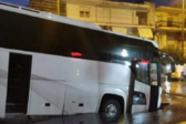 Υποχώρησε οδόστρωμα και «κατάπιε»... λεωφορείο στη Θεσσαλονίκη