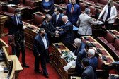 Συγκινητικές στιγμές στη Βουλή - Βουλευτές αγκαλιασμένοι θρηνούν για τη Φώφη Γεννηματά (φωτο)