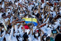 Νέο ρεκόρ Γκίνες: Αυτή είναι η μεγαλύτερη ορχήστρα στον κόσμο (video)