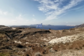 Η μεγαλύτερη Ελληνική σημαία υψώθηκε στη Σαντορίνη (video)